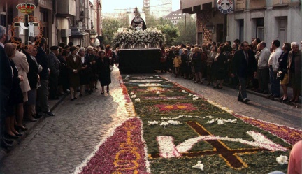 PASO DEL TRONO POR LA ALFOMBRA DE FLORES