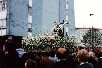 PASO DEL TRONO POR DELANTE DE LOS FIELES